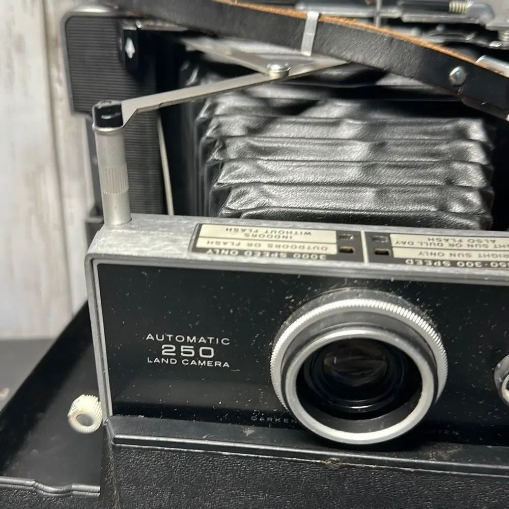 Vintage Polaroid Automatic 250 Land‎ Camera With Flash Case and film UNTESTED